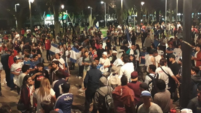 Hinchas de Melipilla celebraron el ascenso junto al plantel en la Plaza de Armas de la ciudad