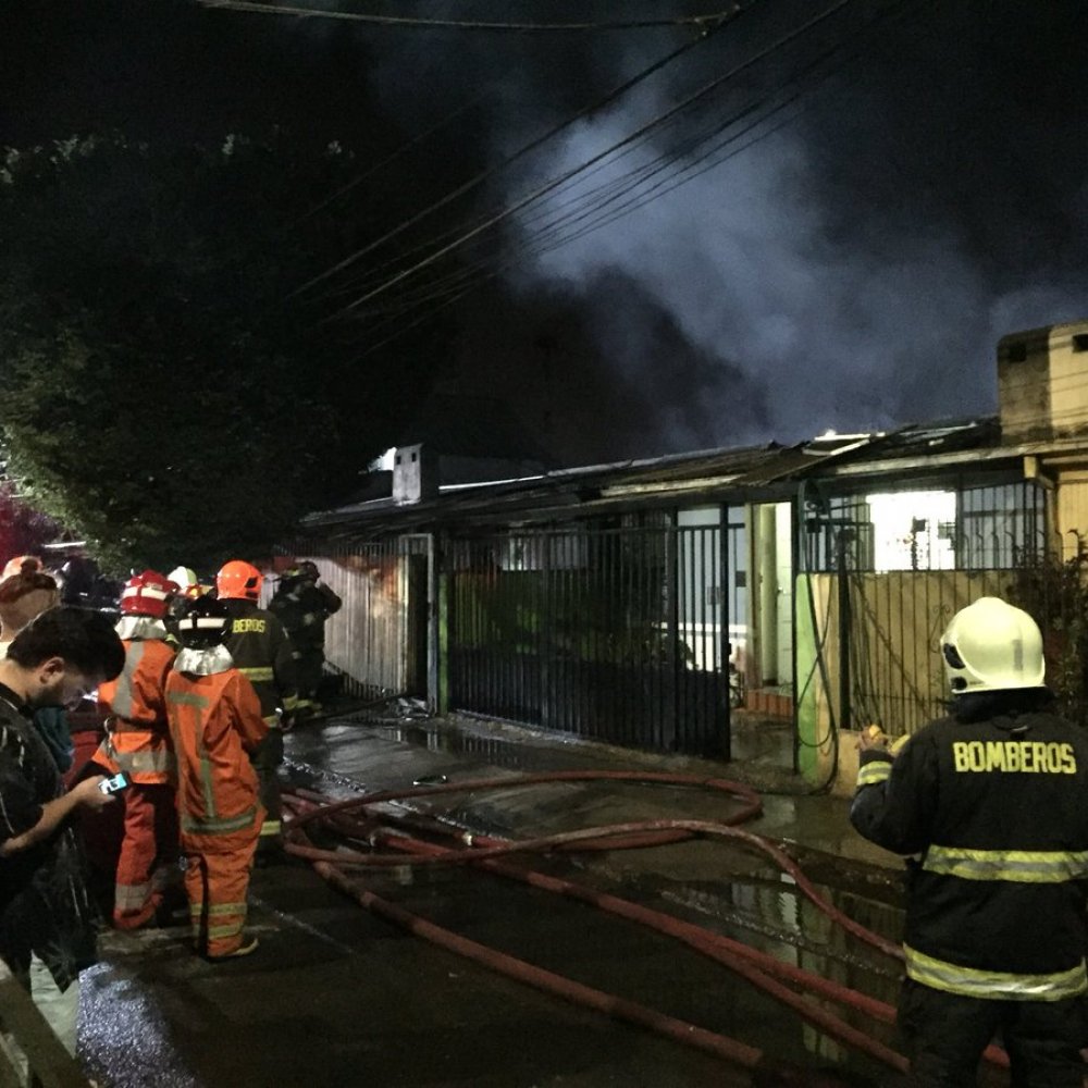 Incendio afectó a tres viviendas en Quinta Normal