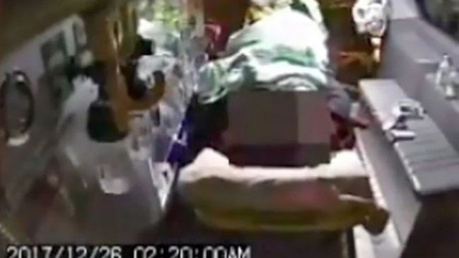 Mujer arrancó accidentalmente el testículo de su esposo con un mordisco