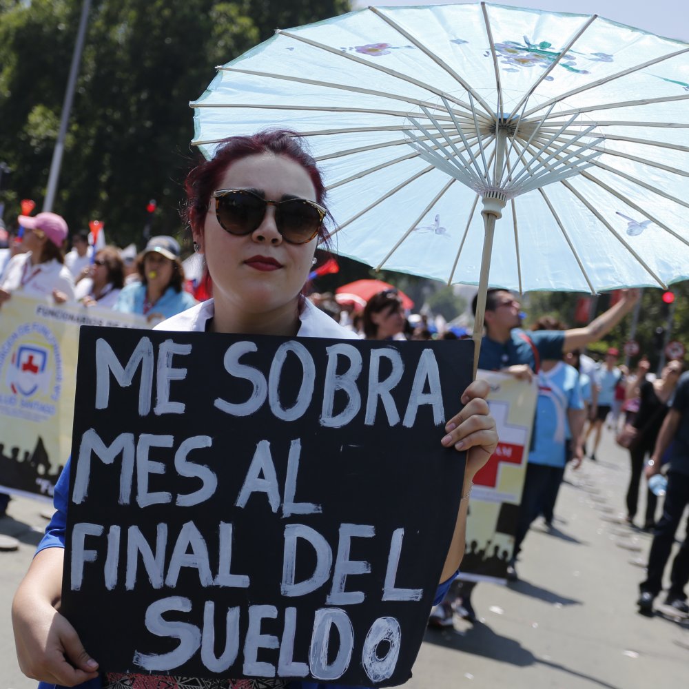 Mujeres perciben ingreso medio mensual 31,7% menor que hombres