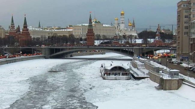 Mujer se cayó a una alcantarilla y salvó a un niño de milagro