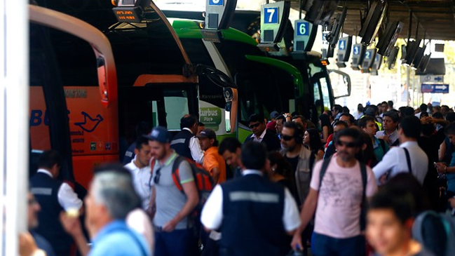 Año Nuevo: Se espera que un millón y medio de personas salgan en buses desde Santiago