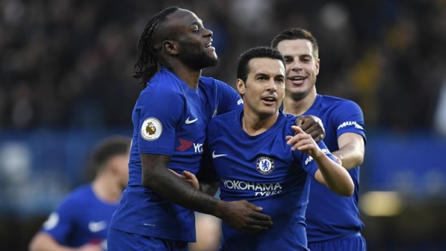 Chelsea aplastó a Stoke City en su último partido del año y sigue en la lucha por el título