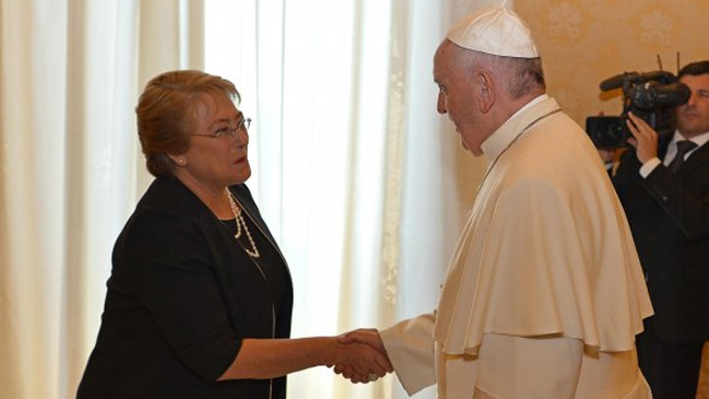 Reacciones a carta de Bachelet por visita del papa  