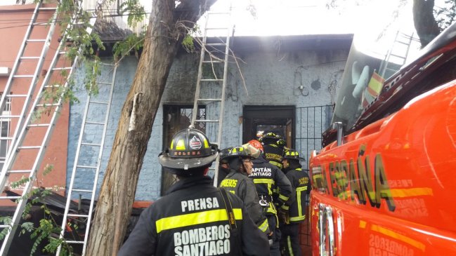 Un hombre murió en incendio que afectó a viviendas en Santiago