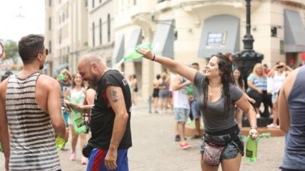   Uruguayos celebran la tradicional batalla de sidra para despedir el año 