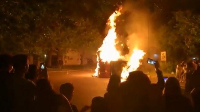 Así festejaron en Argentina: Quemaron muñeco de Arturo Vidal mirando el Mundial por TV