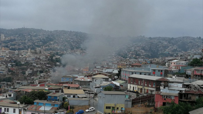 Valparaíso: Incendio que afectaba a viviendas del cerro Santo Domingo fue controlado