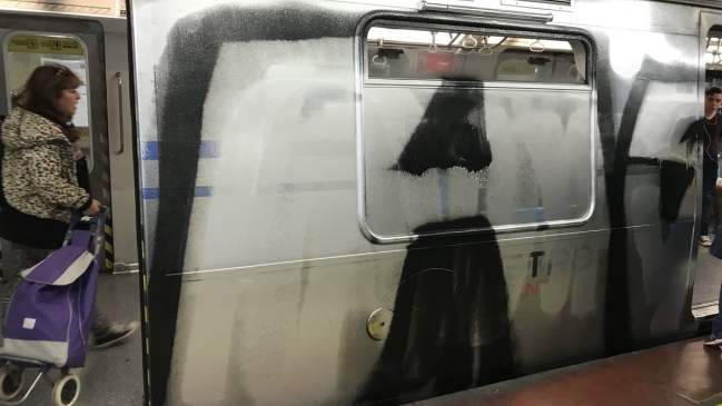 Jóvenes rayaron vagón de Metro: Daños fueron avaluados más de un millón de pesos