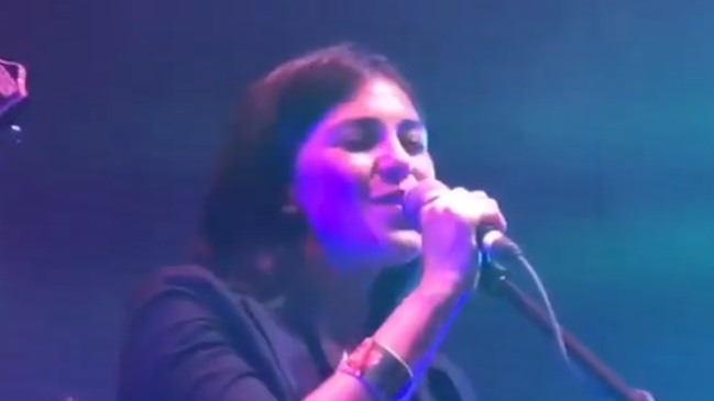 Karol Cariola sorprendió en su debut rockero con homenaje al Che