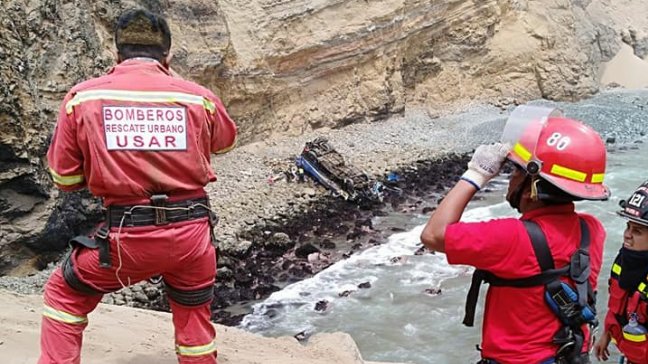 Perú: Al menos 25 muertos tras caída de autobús a un acantilado en el norte de Lima
