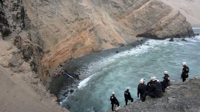 Caída de autobús a un acantilado dejó al menos 48 muertos en Perú
