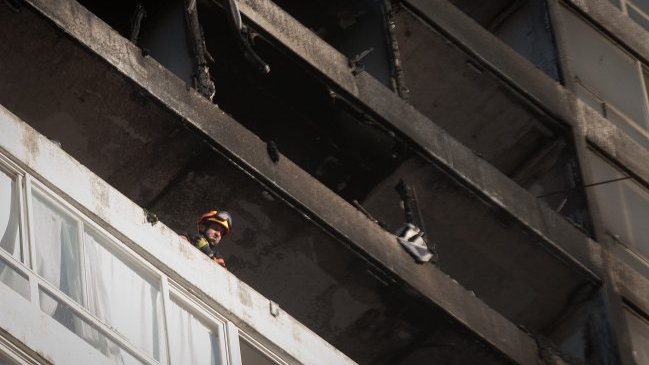 Bomberos cuestiona construcción de edificio afectado por incendio en Santiago
