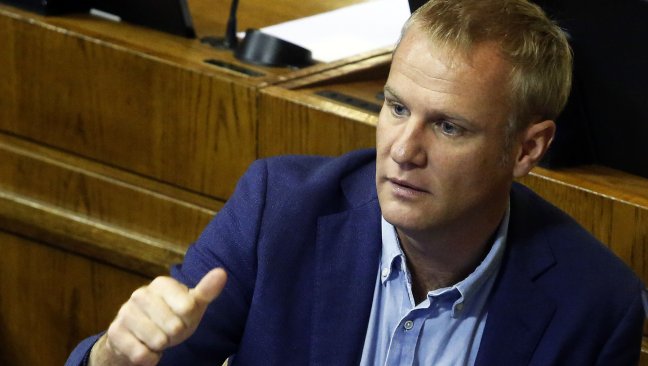 Felipe Kast se reunió con equipo de Piñera y defendió apoyo al proyecto de identidad de género