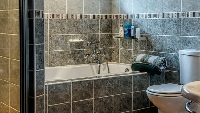 Embarazada de ocho meses murió electrocutada tras usar su celular en el baño