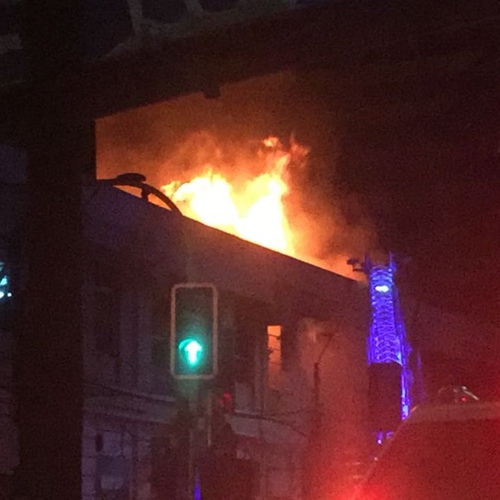 Incendio en el centro de Valparaíso movilizó a Bomberos