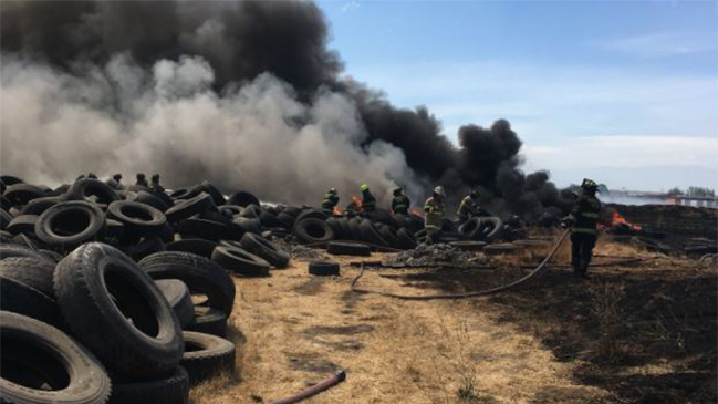 Quema de neumáticos generó incendio de pastizal en Cerrillos