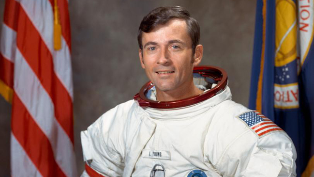 Murió John Young, noveno hombre en pisar la Luna