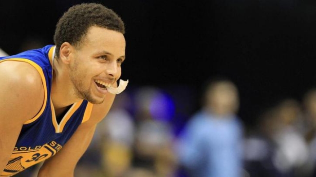 Stephen Curry guió a Golden State Warriors a su cuarto triunfo consecutivo en la NBA