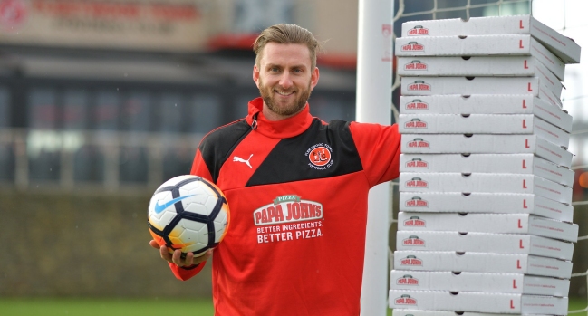 Arquero dejó su arco en cero en la Copa FA inglesa y fue premiado con un año de pizzas gratis