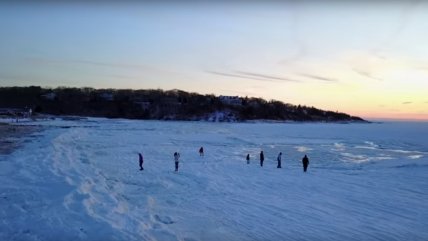 Frío extremo en EE.UU.: El mar se congeló en una playa completa de Massachusetts