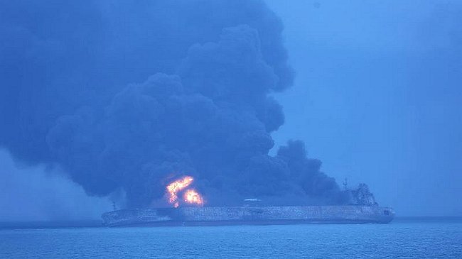 China teme una monumental tragedia ambiental tras el choque de dos barcos