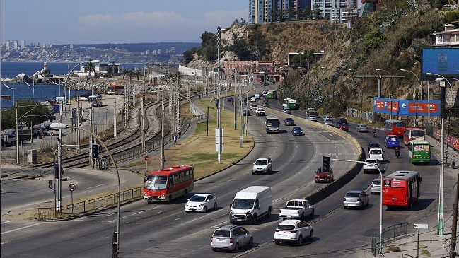 El lunes parte la restricción vehicular en arteria que une a Viña del Mar y Valparaíso