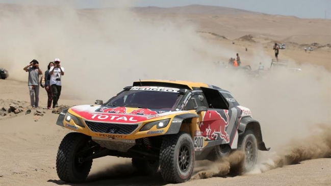 Peterhansel afianzó su liderato en autos al ganar la quinta etapa y Loeb abandonó el Dakar