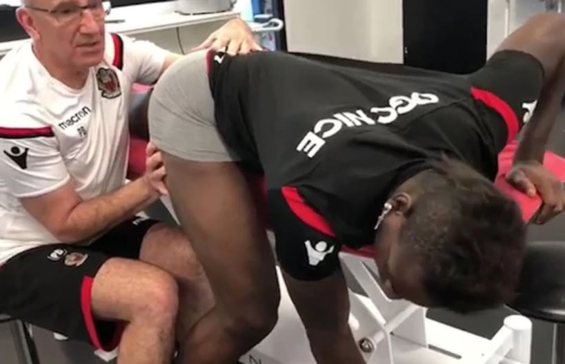 La posición de Balotelli que sacó risas en internet: 
