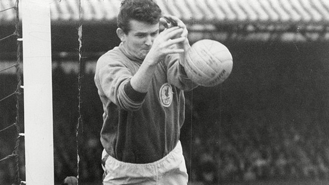 Histórico portero de Liverpool Tommy Lawrence murió a los 77 años