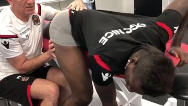 La posición de Balotelli que sacó risas en internet: 