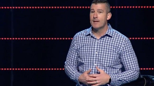 Pastor religioso confesó incidente sexual con una adolescente y fue ovacionado