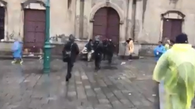 Bolivia: Policía irrumpió en convento para arrestar a jóvenes manifestantes refugiados