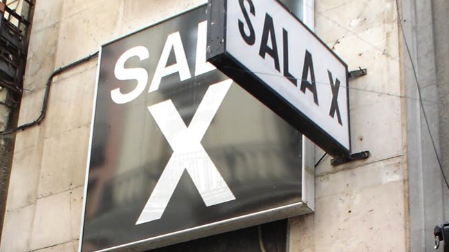 Encuentran muerto a hombre en cine para adultos