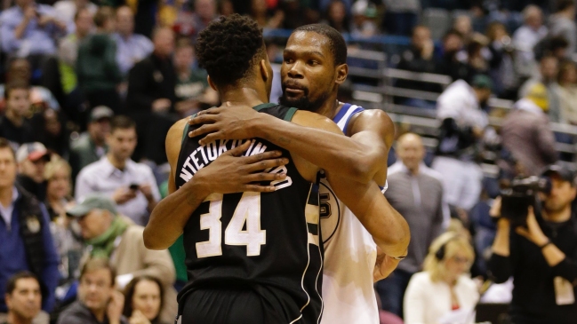 Kevin Durant y Draymond Green guiaron a Golden State Warriors al triunfo sobre Milwaukee Bucks