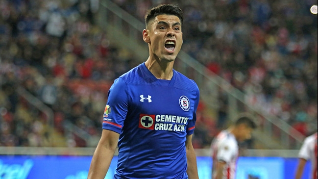 Felipe Mora brilló con un doblete en la victoria de Cruz Azul ante Chivas