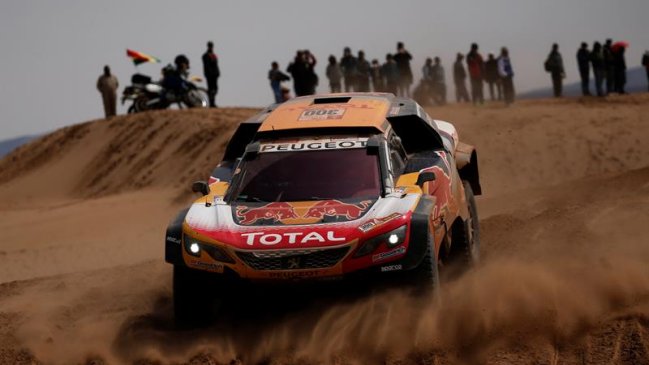 Peterhansel ganó la octava etapa y Sainz mantuvo el liderato con más una hora de ventaja