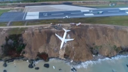   Avión turco derrapó durante su aterrizaje y terminó en una ladera cerca del mar 