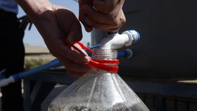 Vecinos preparan demanda colectiva por agua potable contaminada en Florida