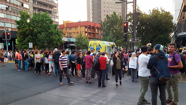 Un hombre falleció cuando esperaba el paso de Francisco en Providencia