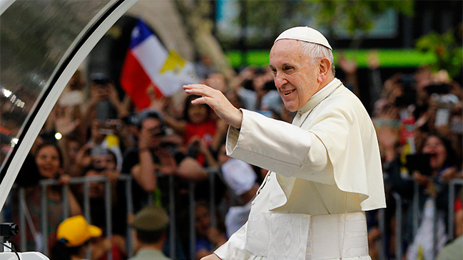 Francisco cerró su primer día en Chile con recorrido en el papamóvil