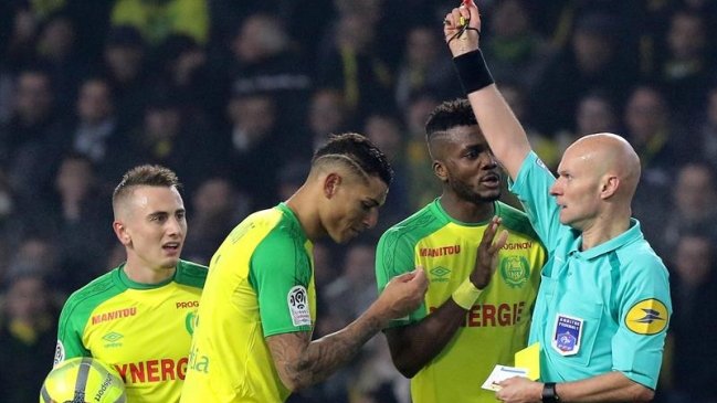Árbitro que pateó y expulsó a jugador de Nantes fue suspendido