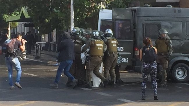 Carabineros disolvió manifestación que pretendía llegar al Parque O'Higgins