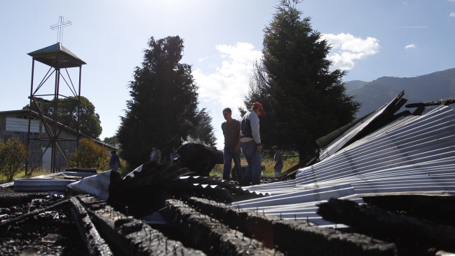 Gobierno anunció querella por quema de capillas en La Araucanía