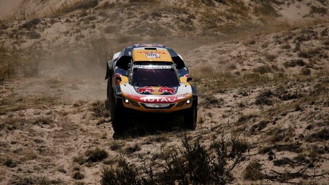 Stéphane Peterhansel ganó la décima etapa en autos y metió presión en el Dakar