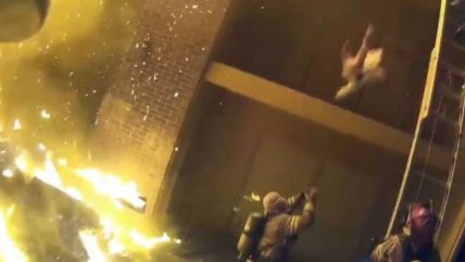 Heroico bombero salvó a niña que caía desde tercer piso en un incendio