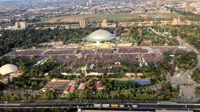 Feligreses llegan de madrugada al Parque O'Higgins en segundo día del papa en Chile