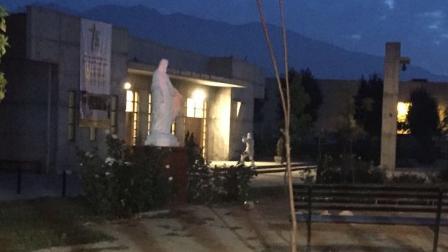 Ataque incendiario afectó a parroquia de Puente Alto