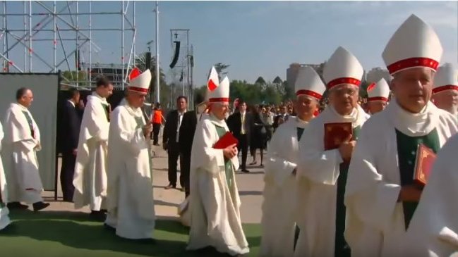 Participación de obispo Barros en misa del papa Francisco genera críticas