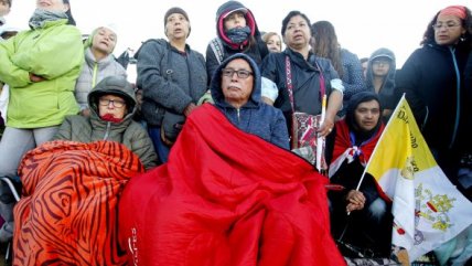   Miles de feligreses capearon el frío en la vigilia de la misa papal de Temuco 